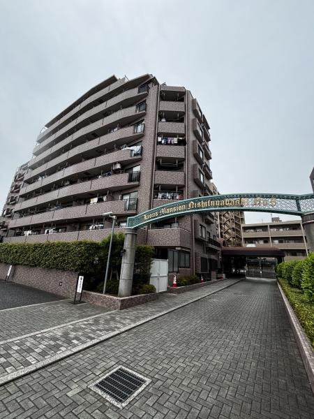 総戸数７６戸　９階建て　タイル張りの建物外観