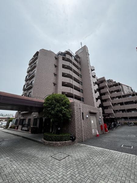 総戸数７６戸　９階建て　タイル張りの建物外観