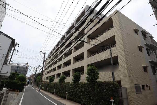 逆梁アウトフレーム工法を採用