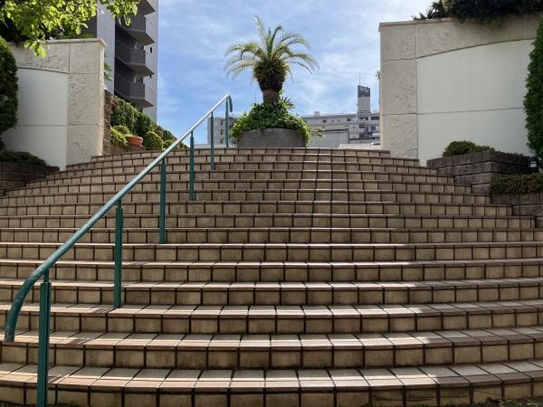 エントランス前の広場に繋がる階段