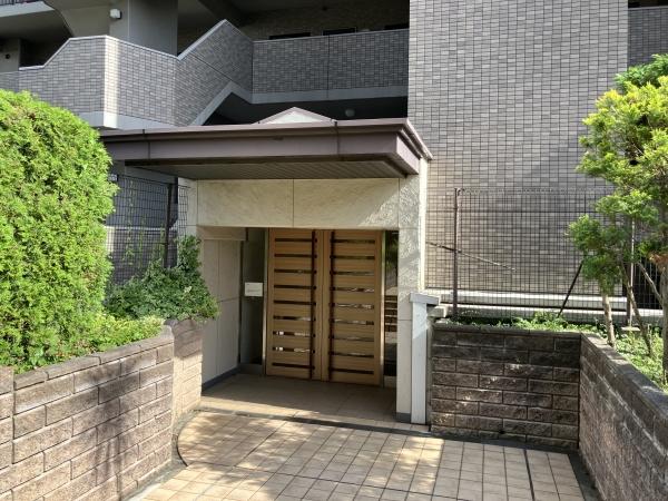 エントランス前の広場に繋がる階段