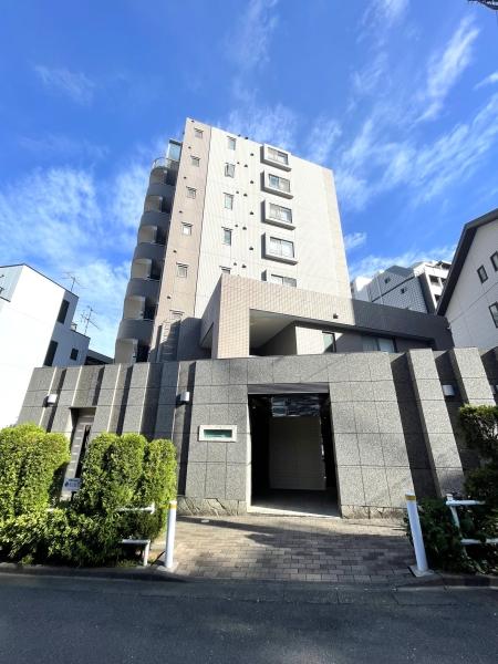 タイル貼りで重厚感のあるマンション外観