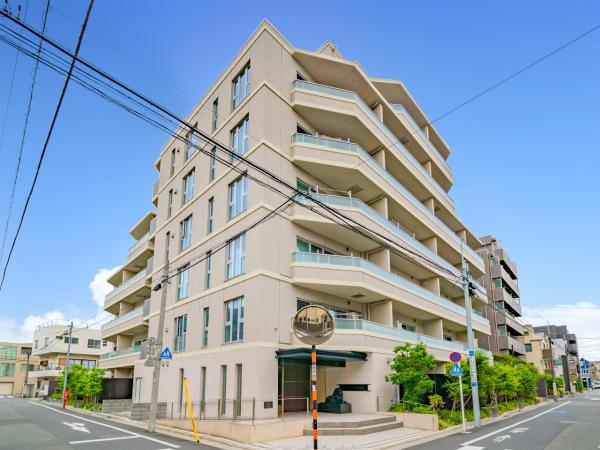 重厚感のあるタイル調外観で、落ち着いた佇まいのマンション