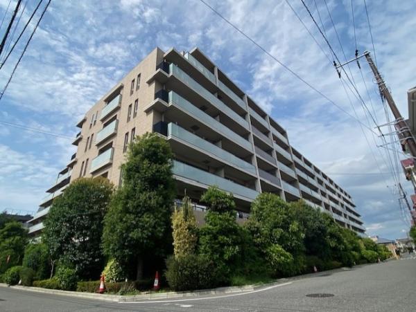 タイル張りの建物外観（７階建　総戸数１４６戸）