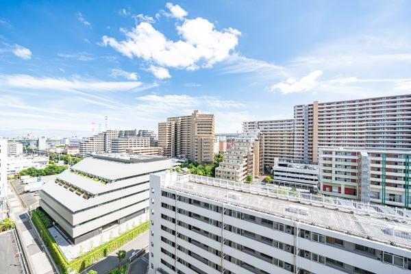 南西向き眺望。晴れていると遠くまで見渡せます。（眺望は永続的に保証されるものではございません）