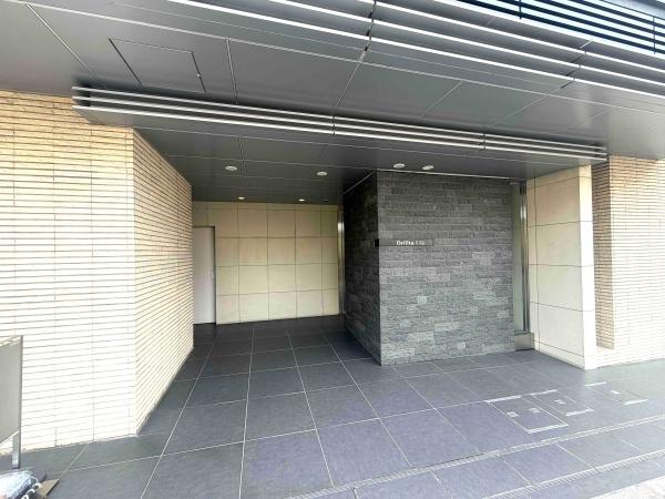 田端の象徴である「切り通し」をイメージした格子デザインのエントランス