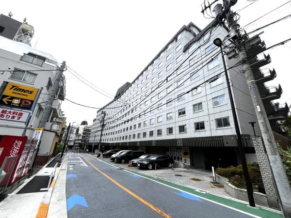都会の静寂を縫う、重厚感のある外観