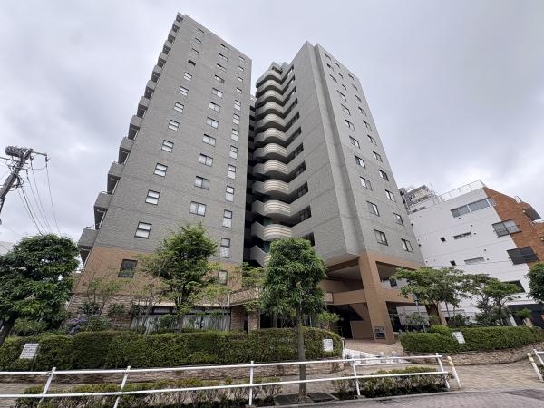 大山駅徒歩1分の好立地　タイル貼りの外観