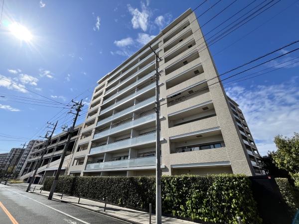 タイル張りで重厚感のある建物外観