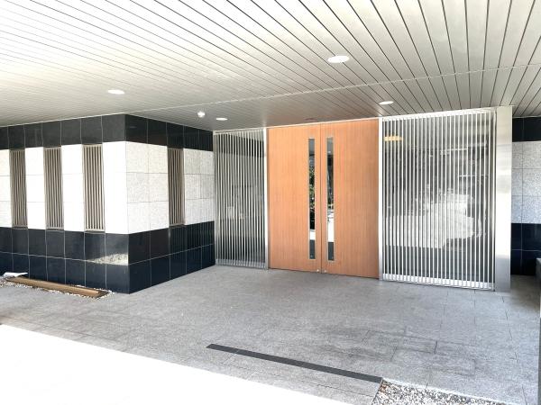 居住者を温かく迎えるメインエントランス