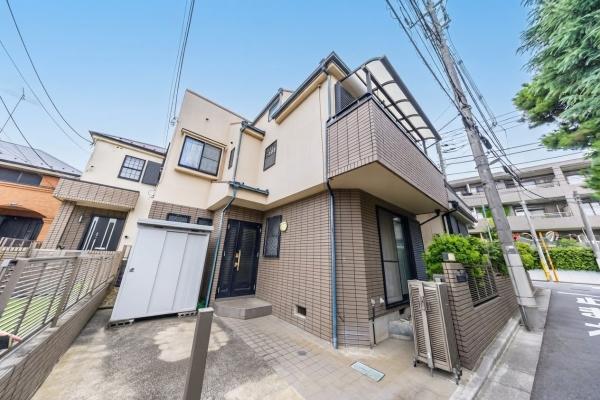 落ち着いた外観が印象的な住まい。カースペースや収納に活用できる物置など、戸建ならではの魅力も備えてい