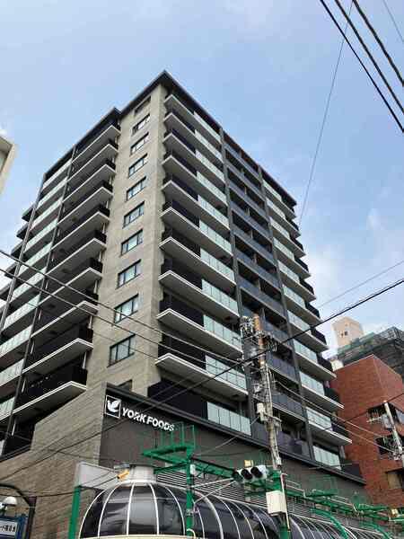 マンション外観(南西側)　商店街に面している物件です。