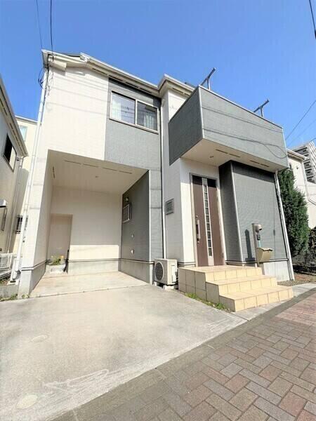 2011年5月築、木造2階建住宅。即入居可能です。1台分の車庫が設けられています(サイズ制限有り)。