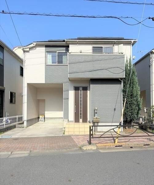 前面道路は西側、幅員約10.5mの公道。小さなお子様と一緒に通行しやすい歩道が整備されています。