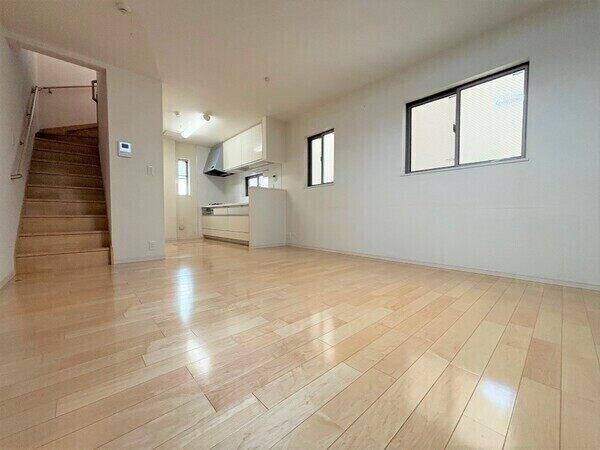 前面道路は西側、幅員約10.5mの公道。小さなお子様と一緒に通行しやすい歩道が整備されています。