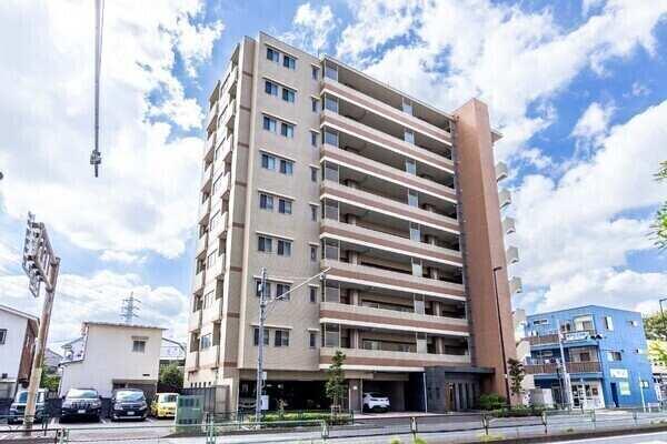 2005年2月建築、総戸数24戸の地上9階建マンション。6階部分、陽当り良好な南西・南東角住戸です。