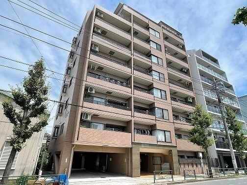 東京メトロ千代田線「綾瀬」駅 徒歩9分。地上9階建の5階部分、陽当りが良く開放的な三方角部屋です。