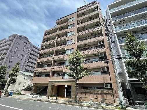 2路線利用可能、複数のコンビニやスーパーが徒歩圏内に揃います。利便性が高く、生活しやすいエリアです。