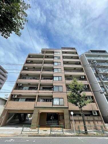 2路線利用可能、複数のコンビニやスーパーが徒歩圏内に揃います。利便性が高く、生活しやすいエリアです。