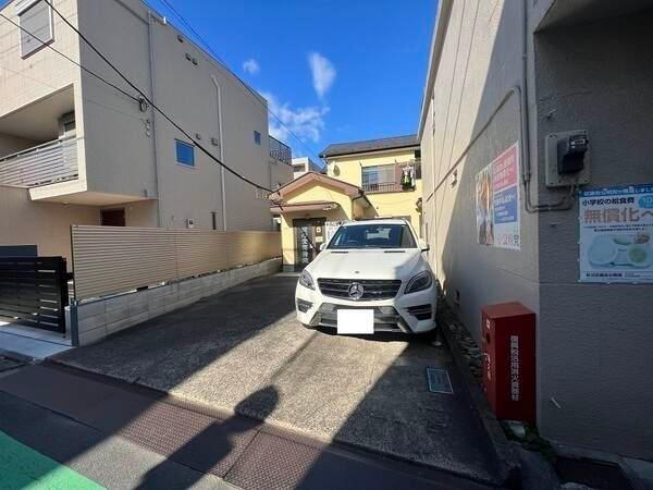 南側道路に面し、陽当たり良好。診察室のスペースがあり、ご自宅でビジネスをしたい方にもおすすめです。
