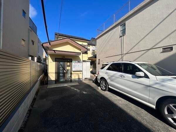 敷地面積177.38平米。並列で2台駐車可能な、カースペースが設けられています(車種による)。