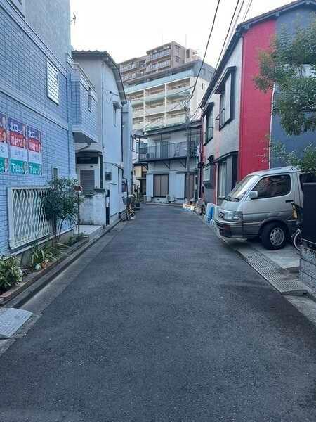 前面道路は北側幅員約4m私道。通り抜けができない道路のため交通量が抑えられ、プライバシーが保てます。