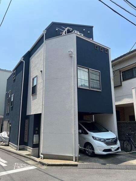 北東角地。1階部分に車庫が備わった(車種による)、3階建の住まい。2階・3階にバルコニー付きです。