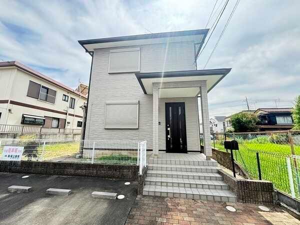 つくばエクスプレス「八潮」駅徒歩20分の立地です。2004年7月築、庭付きの2階建て木造住宅です。