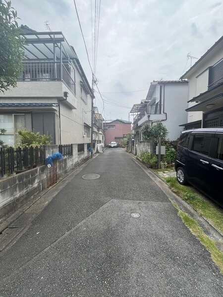 現況、古家有り(古家構造：鉄骨造陸屋根2階建)。実際の隣家との間隔や、窓の配置などを確認できます。