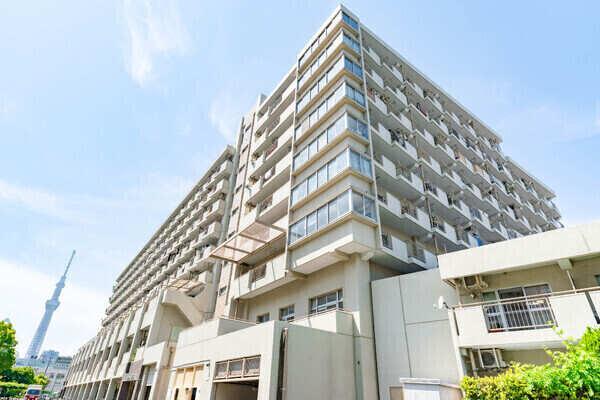 東武亀戸線「東あずま」駅徒歩1分。9階建2・3階部分のメゾネットタイプ。陽当り良好な角住戸です。