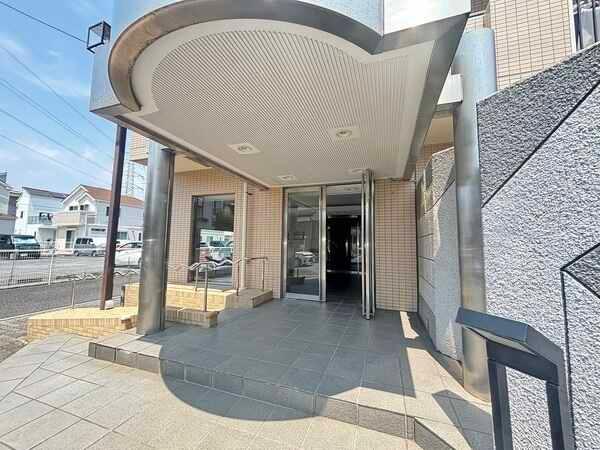最寄りのバス停まで徒歩4分。小・中学校や保育園が身近に揃い、子育て環境としても魅力ある立地です。