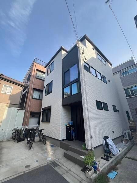 2021年5月築、住友林業施工の戸建て。実用性とデザイン性を兼ね備えた窓の配置がお洒落な外観です。