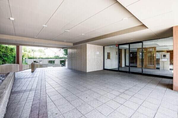 モニタ付きインターホンやオートロックが採用され、防犯面に配慮されています。24時間ゴミ出し可能です。