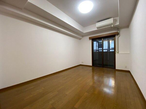 洋室約8.4帖。正方形に近い間取りでデッドスペースがなく、開放的な空間となっています。