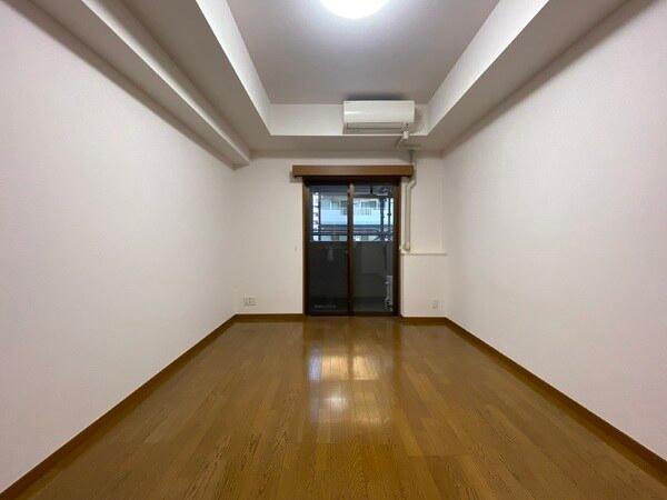 洋室約8.4帖。正方形に近い間取りでデッドスペースがなく、開放的な空間となっています。