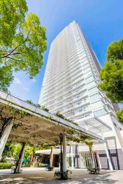 つくばエクスプレス「浅草」駅徒歩3分他。免震構造が採用された、37階建タワーマンションです。