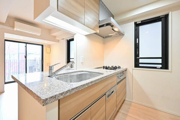 南向き角部屋につき二面採光あり