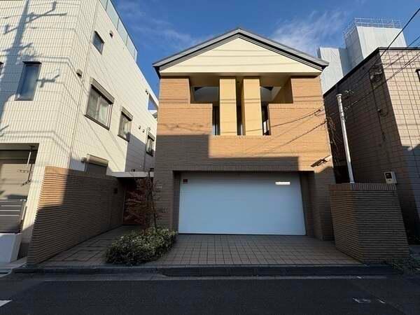 東武伊勢崎線「竹ノ塚」駅まで徒歩3分。徒歩圏内に買物施設や公園が揃い、暮らしやすい住環境です。