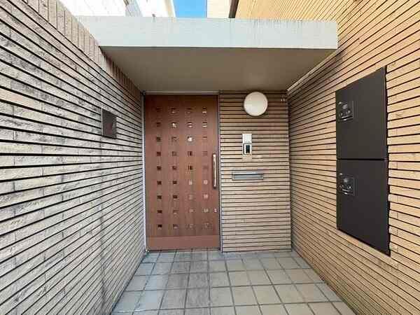 玄関は番号錠で開錠可能です。宅配ボックスが2箱備わり、不在時にも荷物を受け取ることができます。