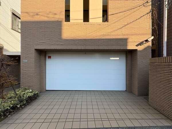 玄関は番号錠で開錠可能です。宅配ボックスが2箱備わり、不在時にも荷物を受け取ることができます。