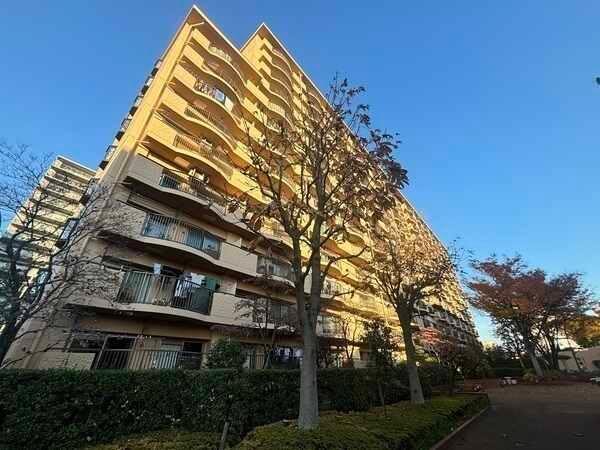 JR常磐線「新松戸」駅徒歩6分。周辺にはスーパーや公園があり、小学校も通いやすい距離にございます。