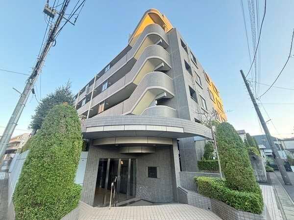 南向きバルコニーには3室が跨り陽当り・通風良好です。JR武蔵野線「新八柱」駅徒歩7分の立地。