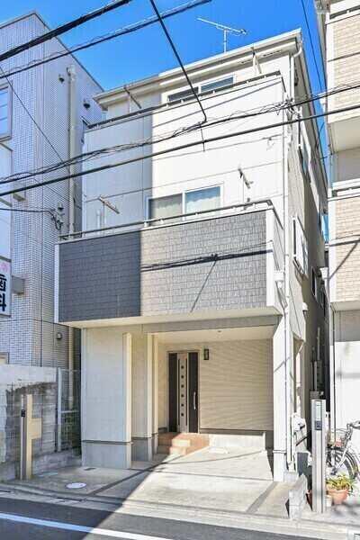 JR常磐線「金町」駅まで徒歩5分の利便性の高い立地に位置する戸建です。2階、3階にバルコニー付き。