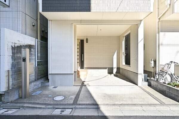 玄関とつながる便利な車庫付き。荷物が多い日や雨の日などに重宝します。お子さま連れの際もスムーズです。