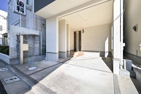 玄関とつながる便利な車庫付き。荷物が多い日や雨の日などに重宝します。お子さま連れの際もスムーズです。