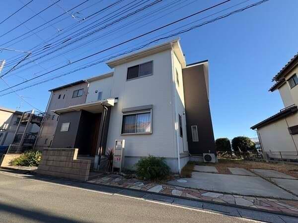 閑静な住宅街に佇む木造2階建て住宅。土地面積は広々約61.63坪、2台駐車可能です(車種による)。