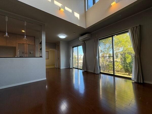 南東側にゆったりとしたお庭スペース有。ガーデニングやお子さまとのお外遊びなどに活用できます。