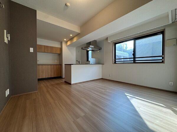 LDK約11帖。窓が大きく陽当たり良好。角住戸のため、1日を通して陽が入りやすいお部屋です。