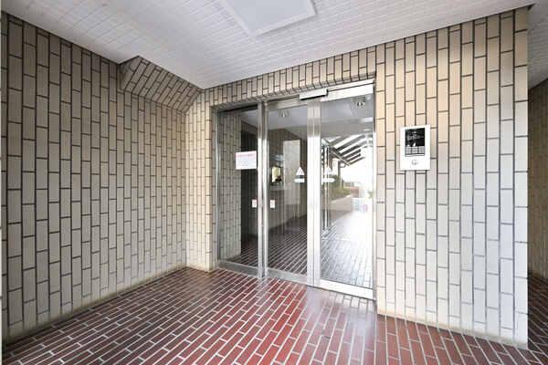 三菱地所コミュニティによる日勤管理体制。共用部も綺麗に保たれており、気持ち良く利用できそうです。