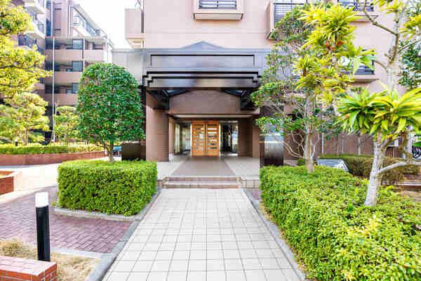 管理会社による日勤管理体制。周辺には買物施設や小学校が揃い、落ち着いた暮らしやすい住環境です。